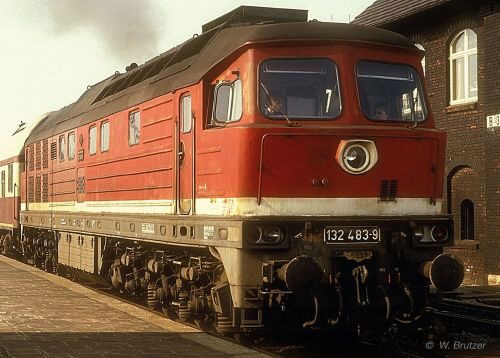 Arnold HN2599 DR Diesellokomotive 132 483-9 rot mit grau/silbrig Dach  Ep.IV